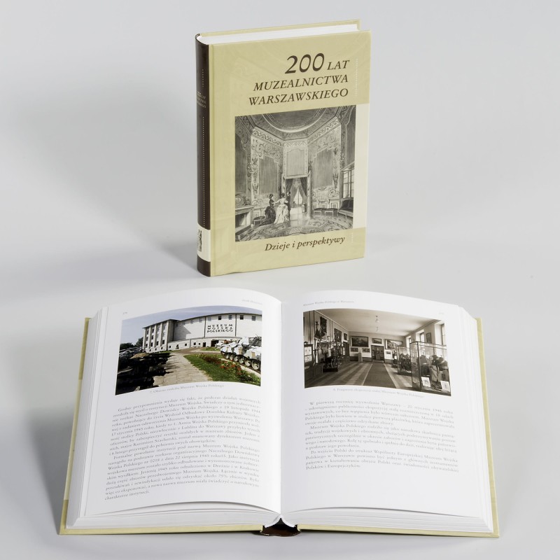 Okładka publikacji „200 lat muzealnictwa warszawskiego” dostępnej w sklepie internetowym Zamku Królewskiego w Warszawie.